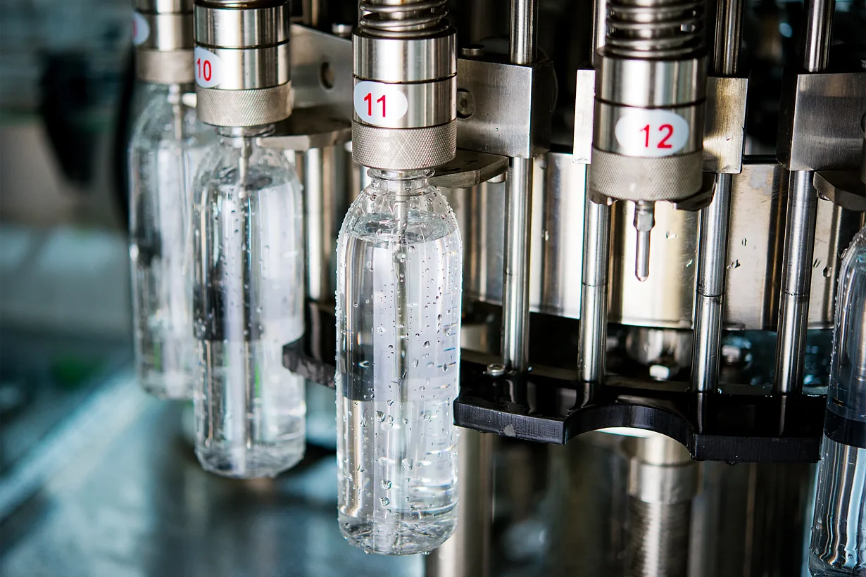 Abfüllung von kohlensäurehaltigem Wasser als Beispiel für die Nutzung von CO₂ in Lebensmitteln.